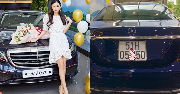 Khoe lên trang cá nhân, cựu hot girl không giấu khỏi niềm hạnh phúc, cô chia sẻ đính kèm hình ảnh: "Lần đầu tiên đi đón em tài khoản số đẹp, đẹp run tay luôn. Hi vọng số đẹp sẽ mang đến may mắn trong cuộc sống và công việc cho cô chủ nhỏ nha".