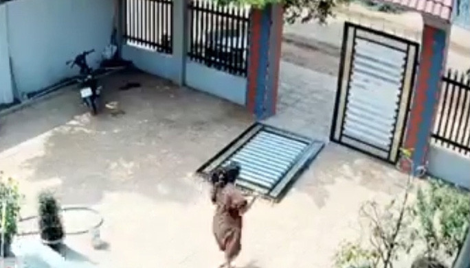 Ngay sau khi đoạn clip bắt trộm được chia sẻ nhiều trên mạng xã hội, cư dân mạng đã nhanh chóng tìm ra thông tin của mẹ bầu dũng cảm này. Được biết, đó là Phạm Thị Quỳnh, sinh năm 2000, hiện đang sống tại Bình Phước. Ảnh: Chụp màn hình