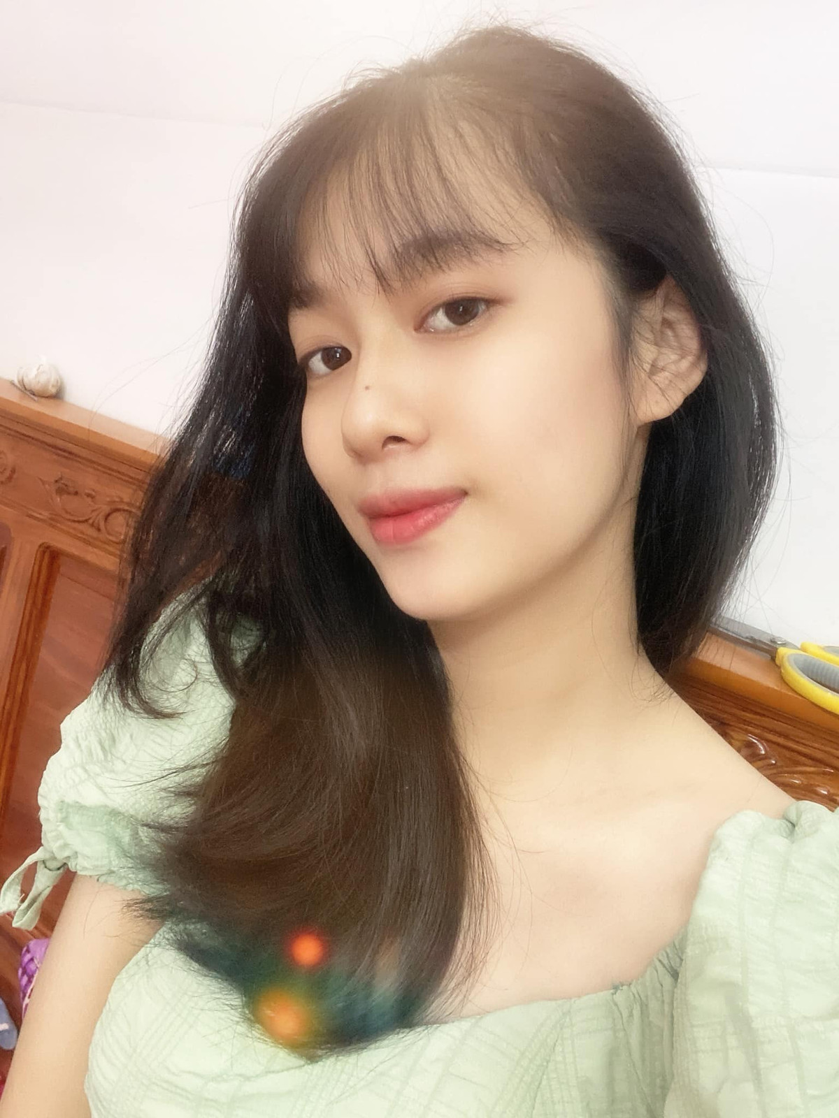 Được biết, chồng của Quỳnh là võ sư, tuy nhiên hôm đó do luống cuống chạy ra bắt trộm tay không và nhóm trộm có chuẩn bị vũ khí nên hai vợ chồng cô chỉ bảo vệ được tài sản, để trộm chạy mất.