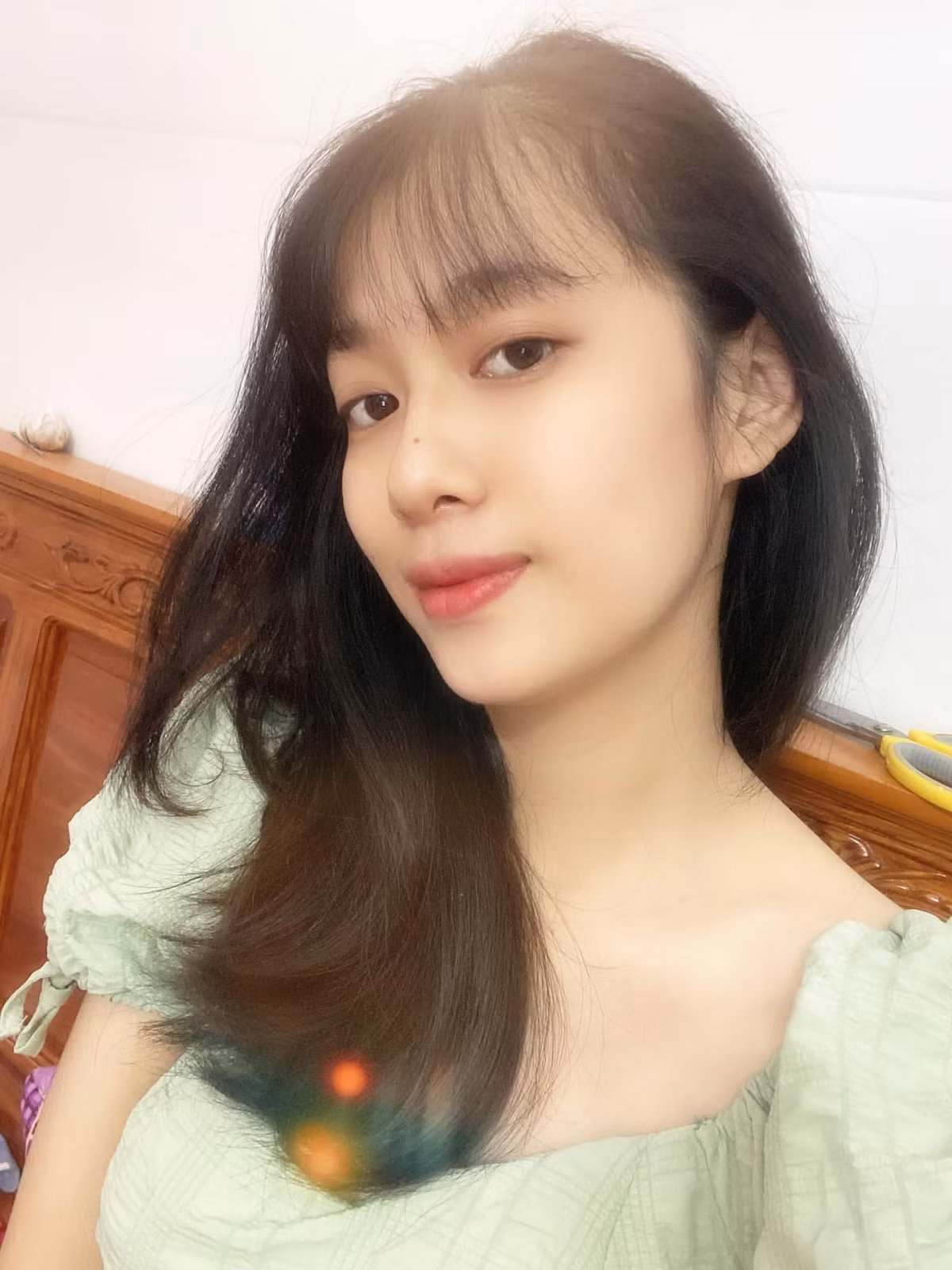 Được biết, chồng của Quỳnh là võ sư, tuy nhiên hôm đó do luống cuống chạy ra bắt trộm tay không và nhóm trộm có chuẩn bị vũ khí nên hai vợ chồng cô chỉ bảo vệ được tài sản, để trộm chạy mất.