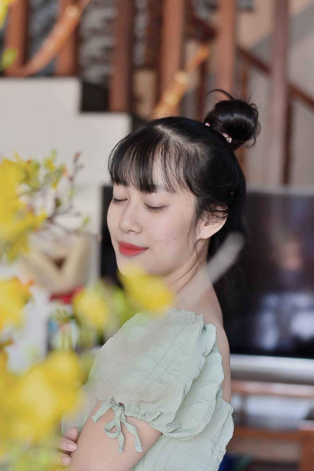 Sau khi những hình ảnh đời thường của Quỳnh được tìm ra, điều khiến nhiều người ngỡ ngàng chính là nhan sắc dịu dàng, hiền lành của khác hẳn với sự dũng cảm mà cô thể hiện trong đoạn clip đó.