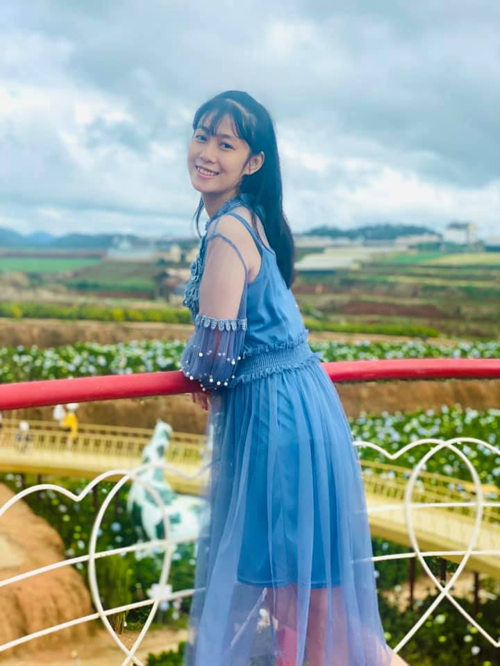 Khoảnh khắc Quỳnh vác rựa ra đưa cho chồng để đuổi trộm cắp đã trở thành hình ảnh đáng nể đối với cộng đồng mạng hiện tại. Ảnh: FBNV