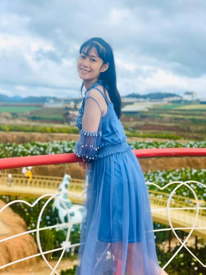 Khoảnh khắc Quỳnh vác rựa ra đưa cho chồng để đuổi trộm cắp đã trở thành hình ảnh đáng nể đối với cộng đồng mạng hiện tại. Ảnh: FBNV