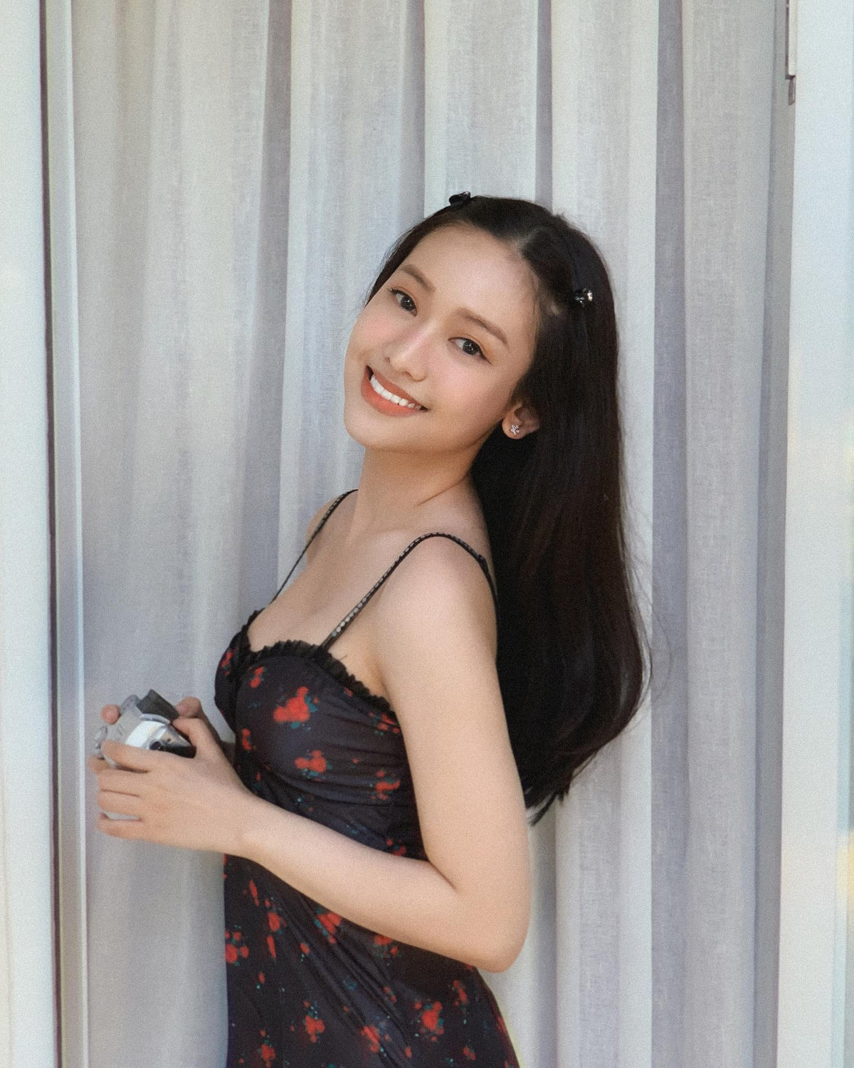 Ngoài phát ngôn gây tranh cãi, "hot girl Cà Mau" còn nhiều lần khiến cộng đồng mạng "choáng" khi diện những trang phục hở hang, cắt xẻ khó hiểu.