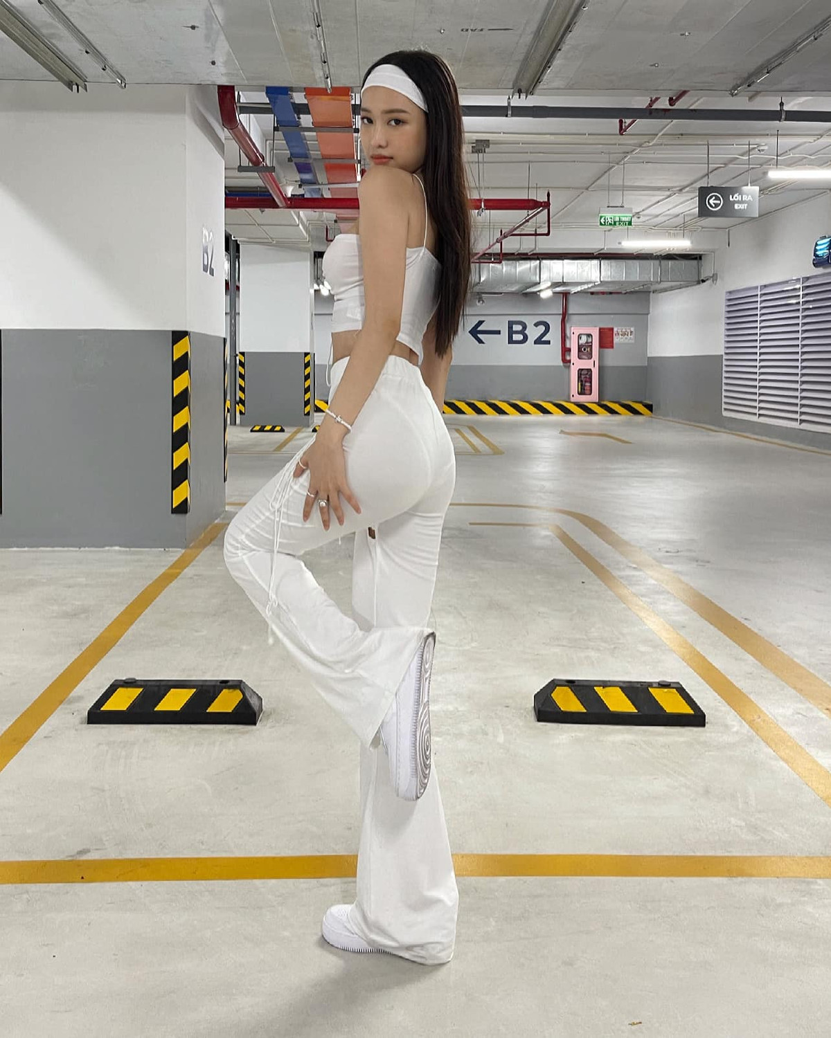 Hot girl Thúy Vi mới đây đăng tải một số hình ảnh trên trang cá nhân với caption: "Thân em vừa trắng lại vừa tròn" thu hút sự chú ý của cư dân mạng. Người đẹp sinh năm 1998 chọn diện thiết kế độc đáo với áo croptop ôm sát có chi tiết tôn vòng 1.