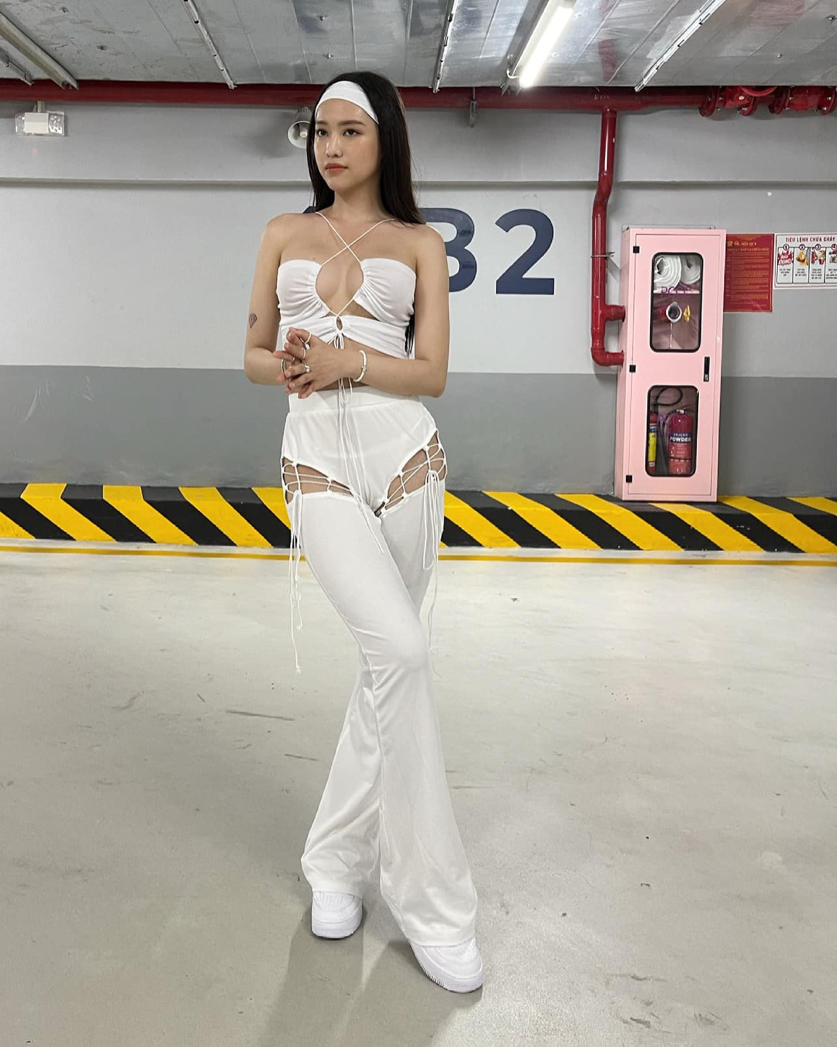 Tuy nhiên, phần cắt xe phần đùi thật sự khó hiểu, không ít người tỏ ra ngán ngẩm với cách lựa chọn trang phục của Thúy Vi.