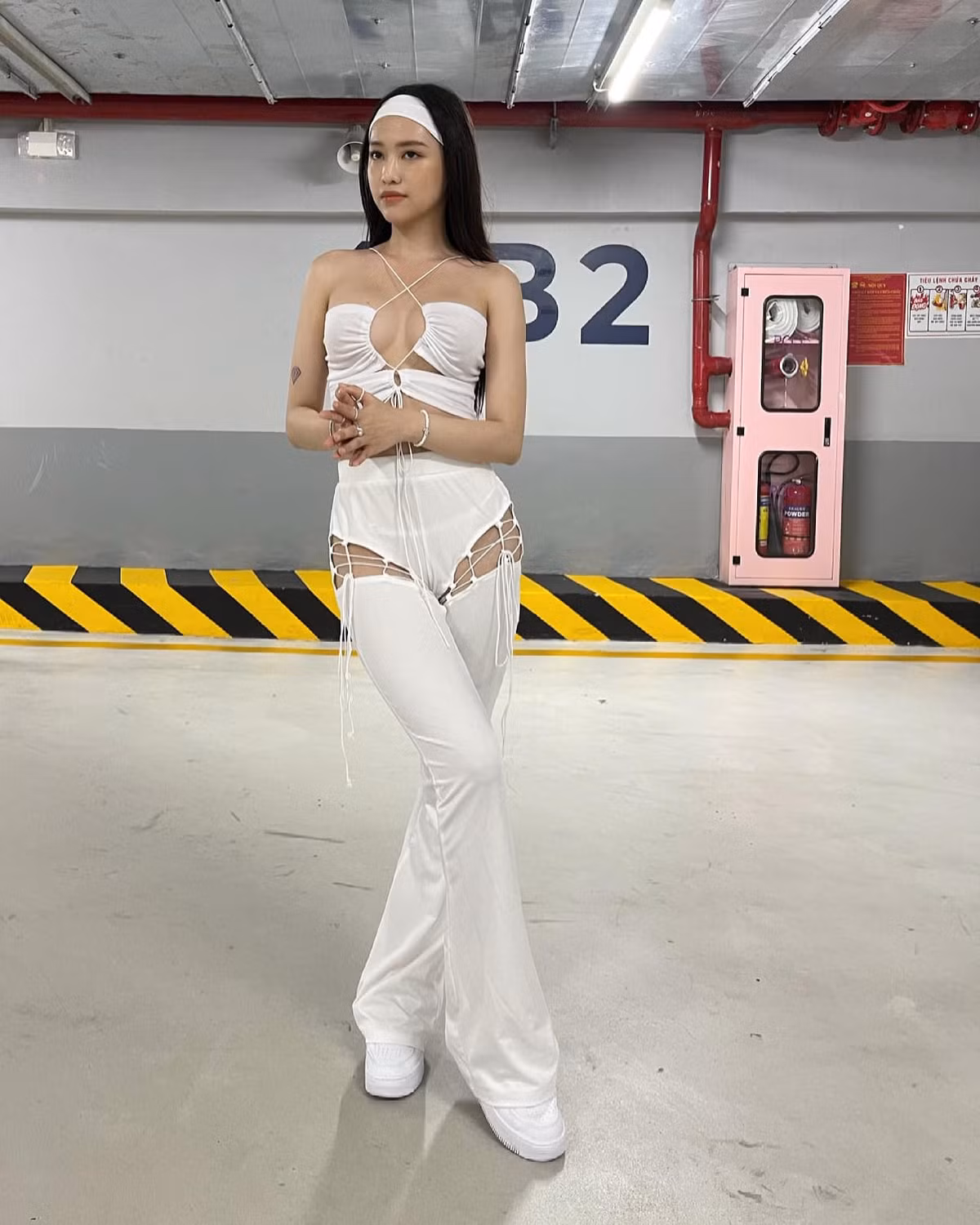 Tuy nhiên, phần cắt xe phần đùi thật sự khó hiểu, không ít người tỏ ra ngán ngẩm với cách lựa chọn trang phục của Thúy Vi.