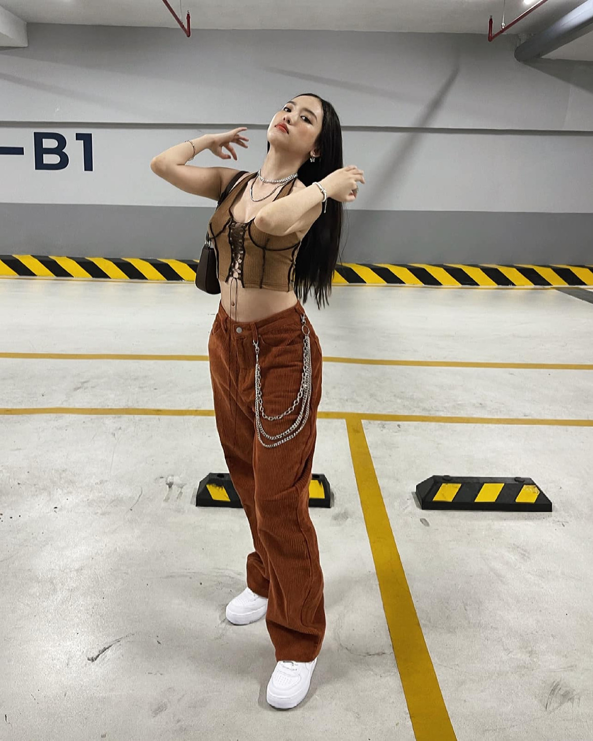 Có thể thấy kể từ khi đặt lại túi ngực, hot girl Thúy Vi tiếp tục theo đuổi phong cách thời trang gợi cảm.