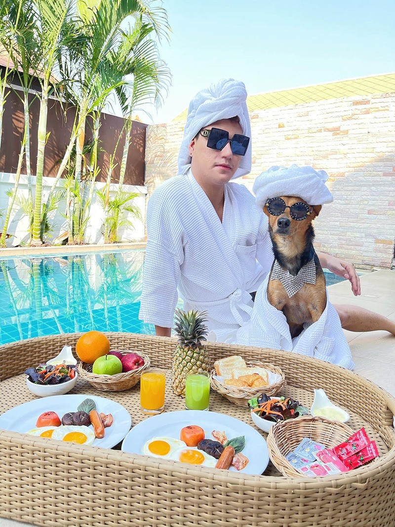 Trên trang cá nhân của Yutthaphum giờ đây chỉ có Moota là nhân vật chính. Và cứ bài đăng nào lên cũng thu hút vài nghìn lượt yêu thích từ người hâm mộ.