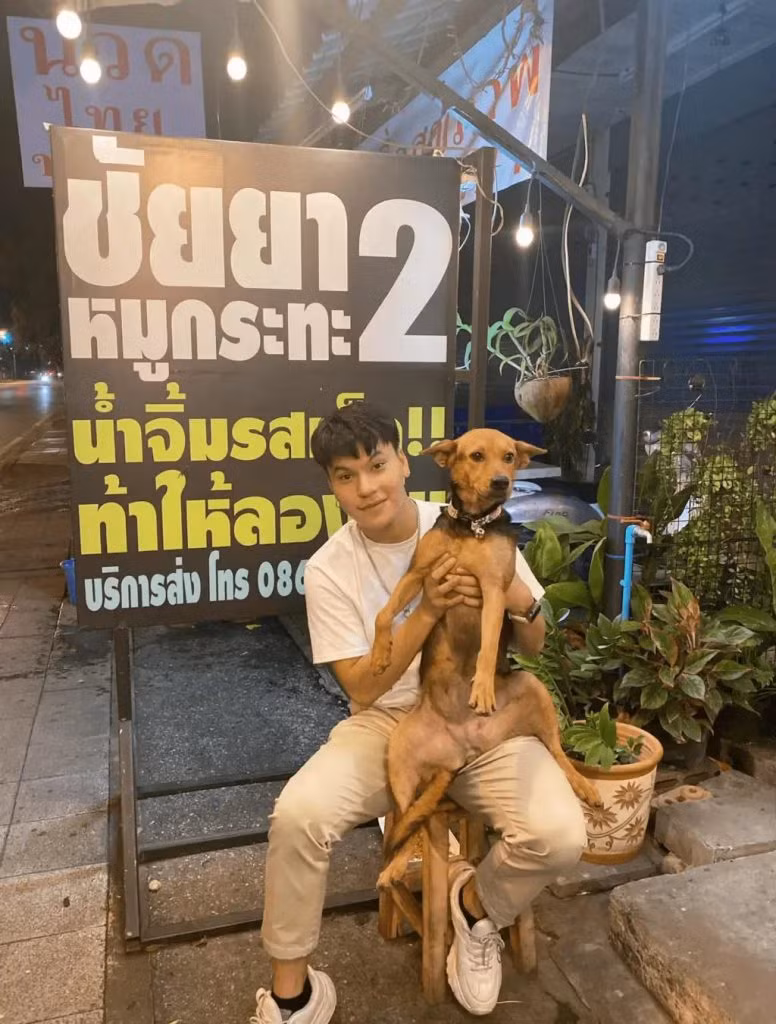 Sáng hôm sau tỉnh dậy, anh chàng mới lớ ngớ khi nhìn thấy một con chó nằm bên cạnh. Anh đem chú chó tới lại quán thì biết đây là chó hoang nên đã nhận nuôi nó và đặt tên thú cưng mới của mình là Moota.