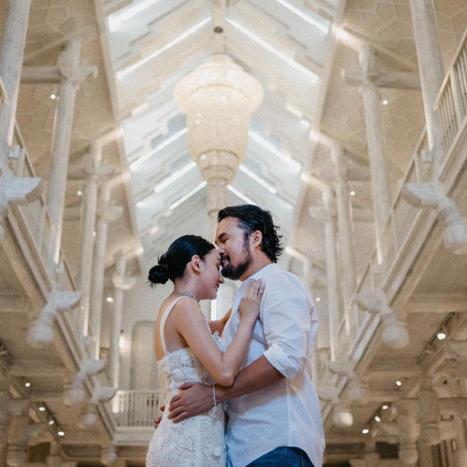 Vào năm 2019, Angela Chu bất ngờ lộ hình ảnh lên xe hoa với một vị đại gia người Thái làm trong lĩnh vực sản xuất nhựa dùng cho ô tô. Gia đình chồng hot girl Việt này cũng thuộc gia tộc giàu có, nổi tiếng trên đất Thái. Đám cưới của mỹ nhân dao kéo được tổ chức ở một resort đắt đỏ.