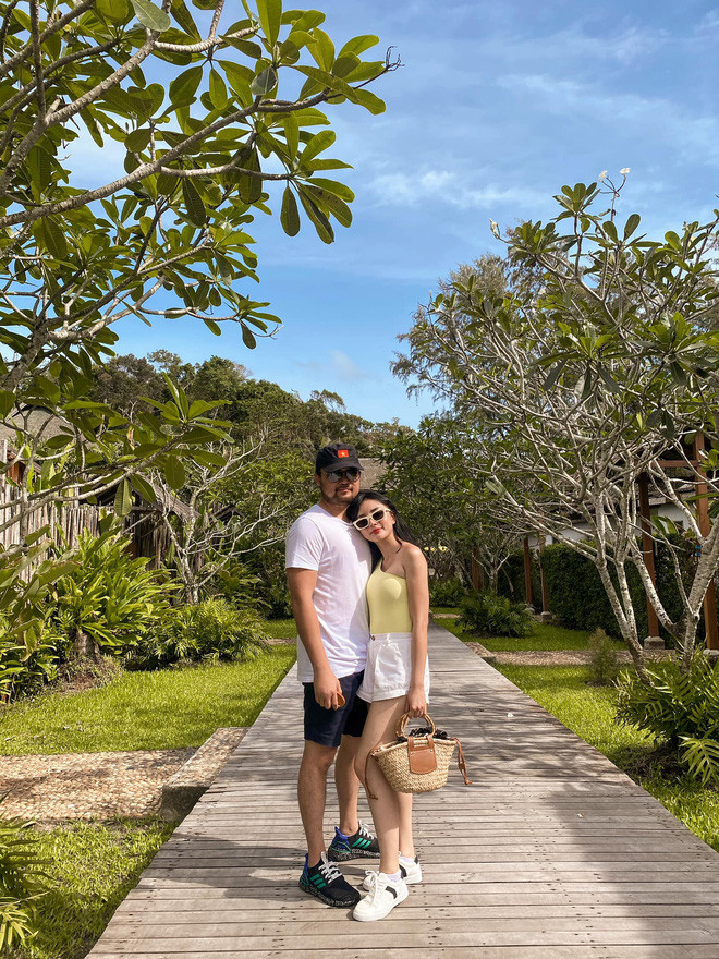 Không chỉ giàu có, ông xã của Angela Chu cũng vô cùng cưng chiều cô. Anh từng đầu tư vốn giúp cô start-up công việc kinh doanh và ủng hộ vợ hết mình trong công việc. Người đẹp từng chia sẻ, cô có thể thoải mái theo đuổi sự nghiệp mà không cần lo chuyện bếp núc.