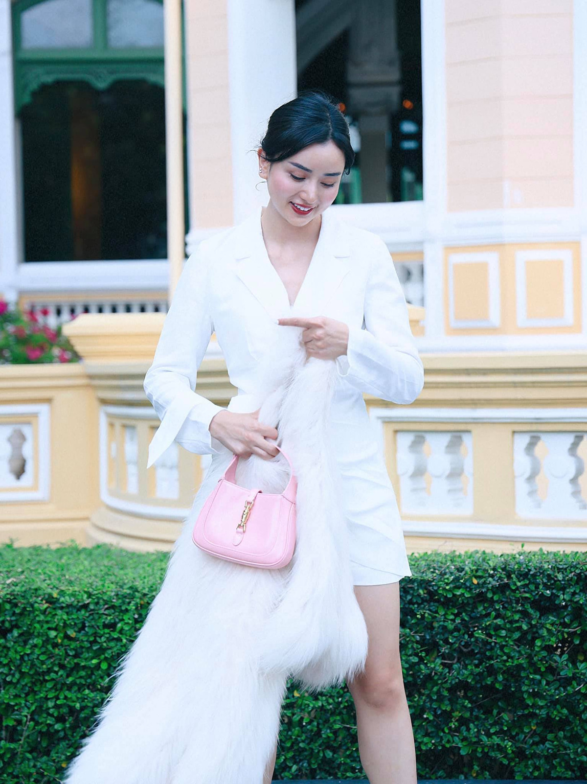 Angela Chu sở hữu cuộc sống vạn người mê khi thường xuyên đi du lịch, mua sắm đồ hàng hiệu.