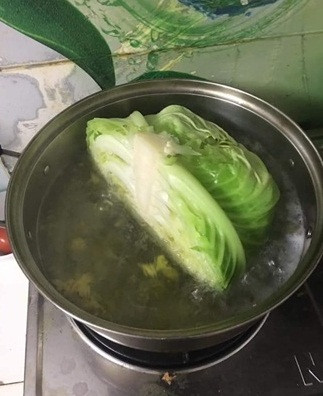 Những tưởng rằng sẽ nhờ vả được chồng, lúc về được ăn bữa cơm tươm tất thì cô vợ mới "ngã ngửa" với tài nấu nướng "bá đạo" này khi thấy tác phẩm trong bếp.