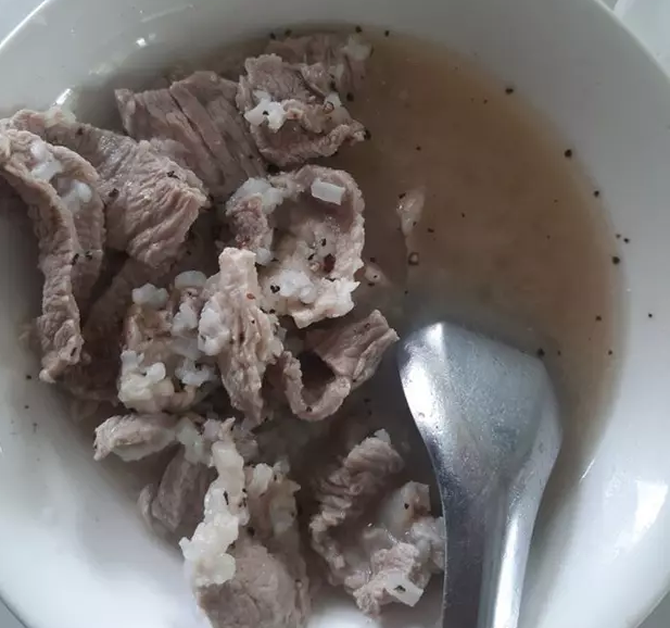 Còn đây là trường hợp của một ông chồng được vợ nhờ nấu cháo khi ốm với thành quả “nhìn thôi đã không thể nuốt trôi” rồi.