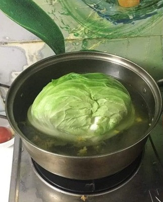 Xuất hiện trên mạng xã hội mới đây là 1 bài đăng của cô vợ trẻ rơi vào tình cảnh oái oăm khi nhờ chồng vào bếp luộc nửa cái bắp cải. Mọi chuyện sẽ chẳng có gì đáng nói nếu như anh chồng không "hồn nhiên" để nguyên nửa cái cho vào nước luộc chín một cách cẩn thận.