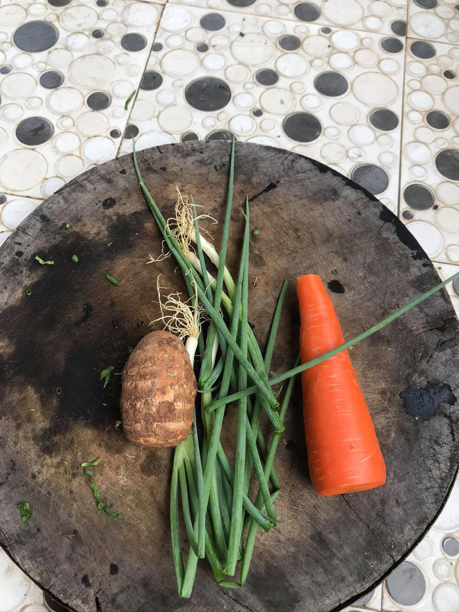 Hóa ra, anh chồng đã mua đầy đủ tất cả những gì mà vợ yêu cầu, chỉ là mua hẳn 1 củ khoai bé chưa bằng nổi 1 nắm tay để nấu cho cả gia đình ăn. Ảnh: Tổng hợp