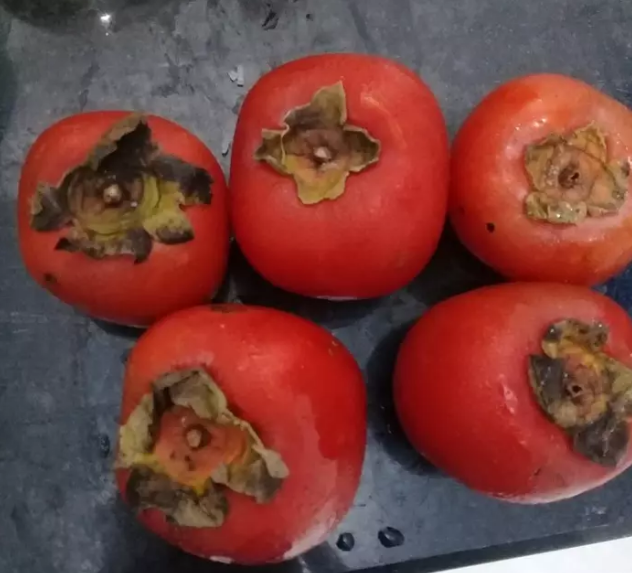 Hay một cô vợ khác chia sẻ chuyện nhờ chồng mua cà chua nhưng lại đem về nhà quả hồng khiến cư dân mạng "dở khóc dở cười".