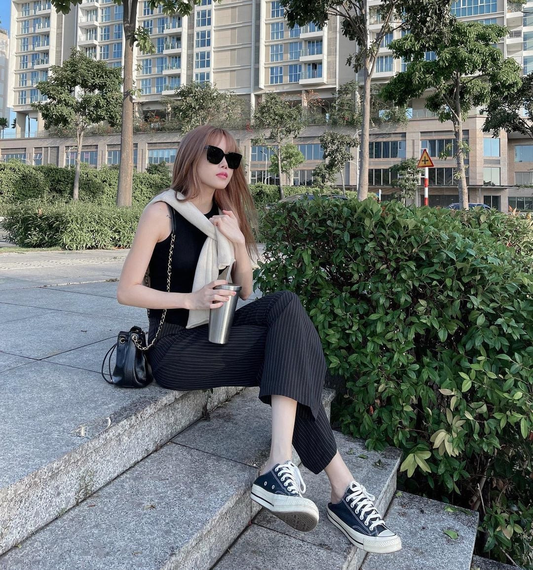 Khác xa với hình ảnh một hot girl "bánh bèo" như trước, Thiều Bảo Trâm của hiện tại đã phá cách hơn khi lựa chọn trang phục cá tính, năng động như thể hiện sự vui tươi sau lùm xùm vừa qua.