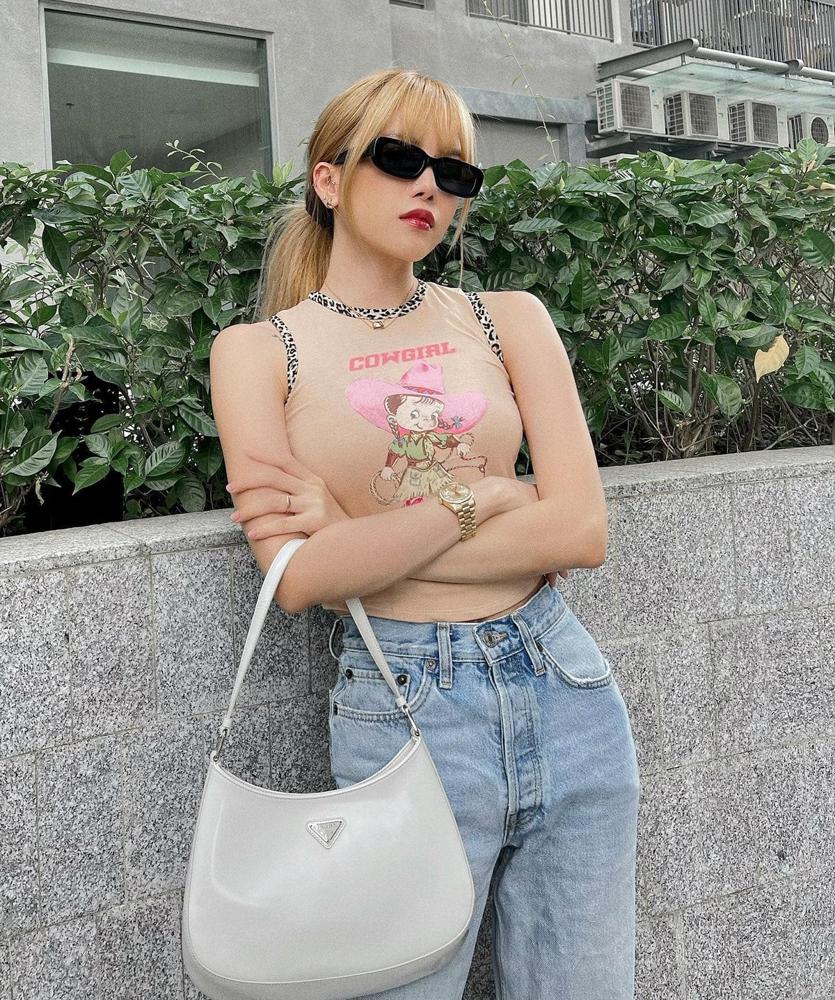 Dạo gần đây cô nàng bắt đầu chia sẻ nhiều hơn về cuộc sống sau ồn ào đời tư, và mới đây là màn thay đổi phong cách cá tính cho thấy nữ ca sĩ đã hoàn toàn "lột xác".