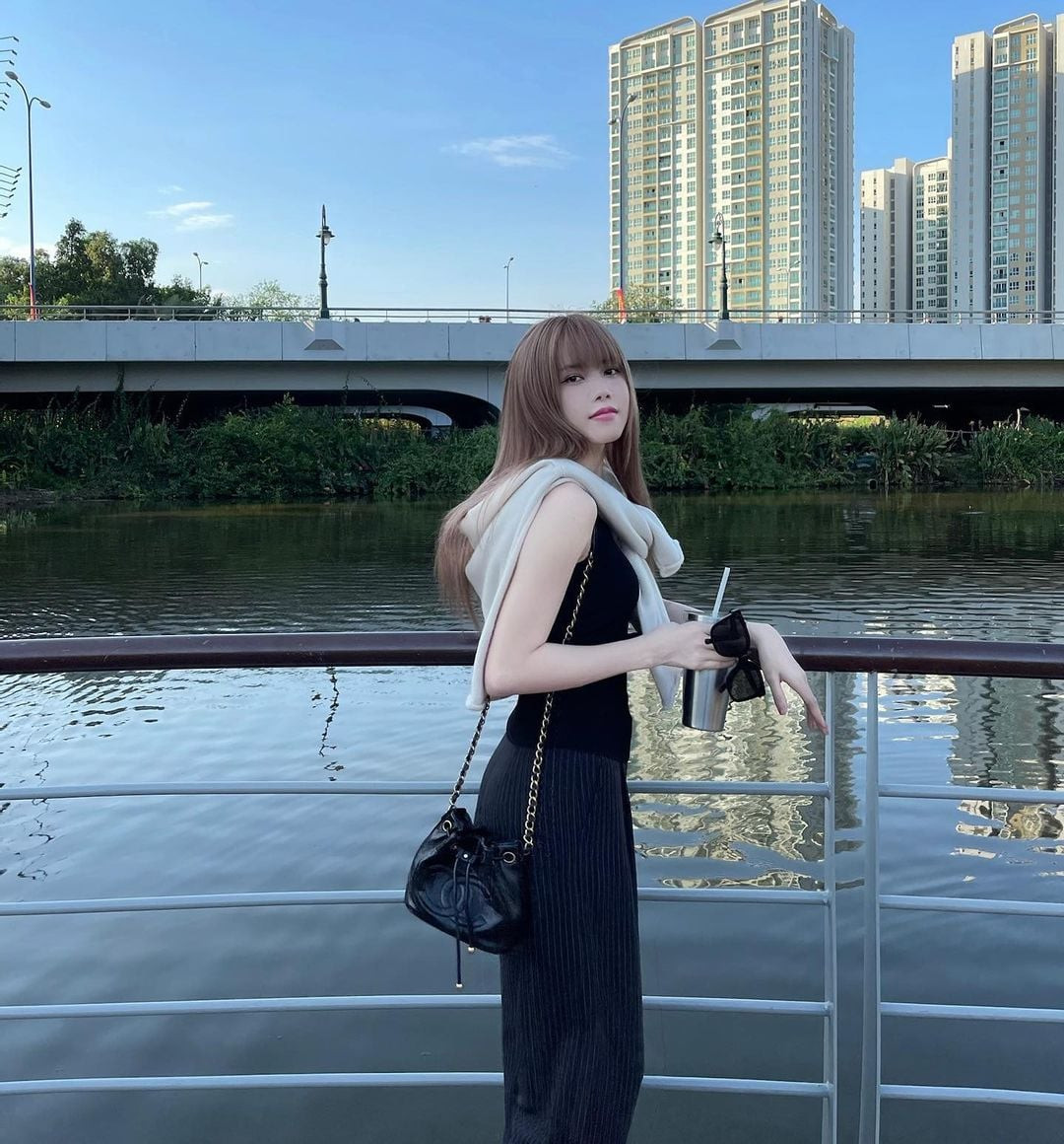 Khác hẳn với vẻ gầy gò khiến người hâm mộ lo lắng trong thời gian qua, Thiều Bảo Trâm lúc này đã lấy lại được phong độ nhan sắc khiến ai nấy trầm trồ khen ngợi.