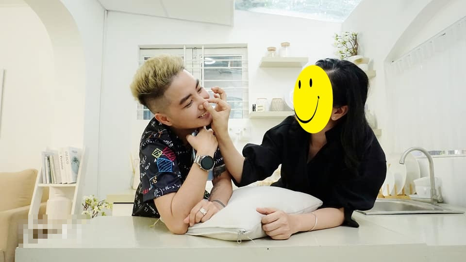 Mới đây, Minh Khang gây chú ý khi chia sẻ loạt ảnh bên gái lạ sau 4 tháng chia tay Minh Anh.