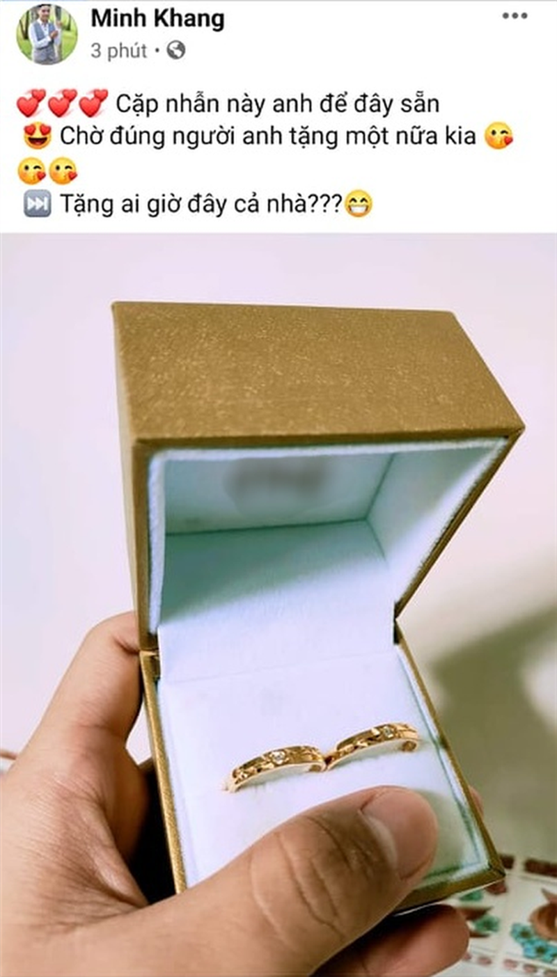 Chưa dừng lại ở đó, anh còn đăng tải hình ảnh một cặp nhẫn cưới và bày tỏ: "Cặp nhẫn này anh để đây sẵn, chờ đúng người anh tặng một nửa kia".