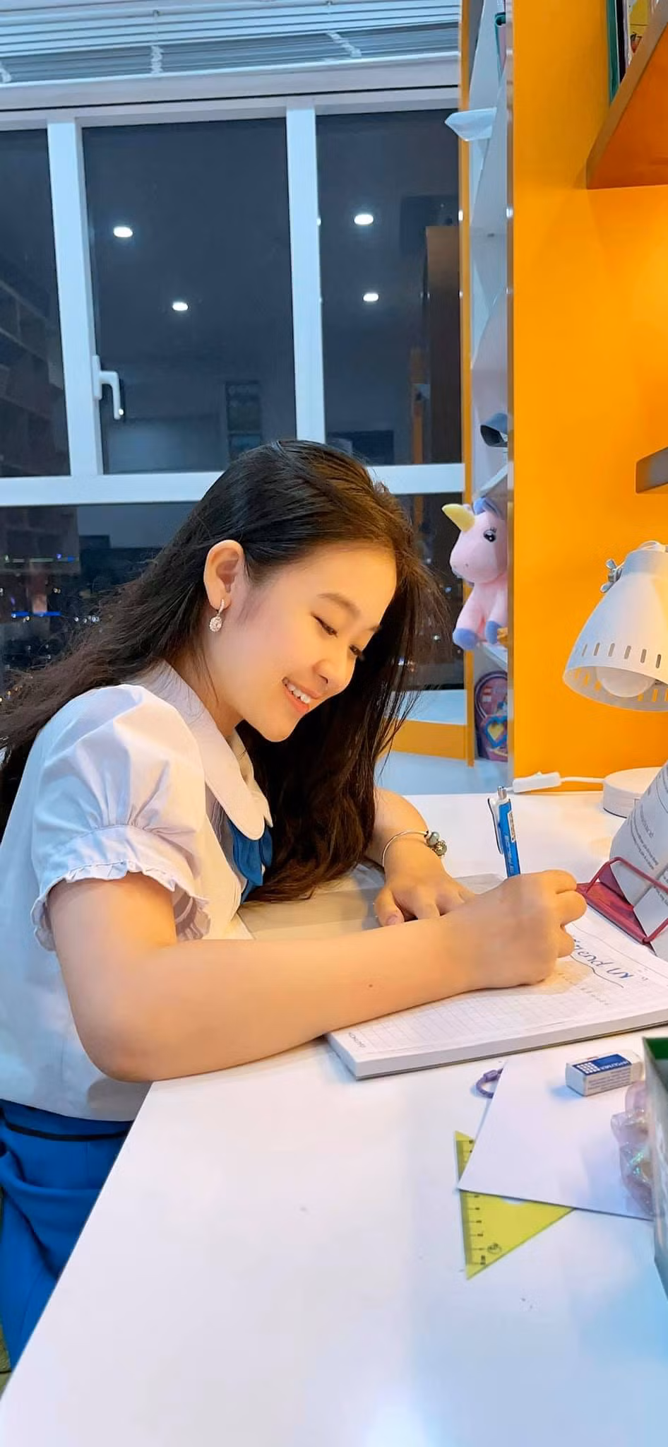 "Tiểu Hoa khôi Tây Đô" đã có khoảng thời gian khá dài hoạt động nghệ thuật kể từ lúc còn rất nhỏ cho đến năm nay đã bước sang tuổi 13.