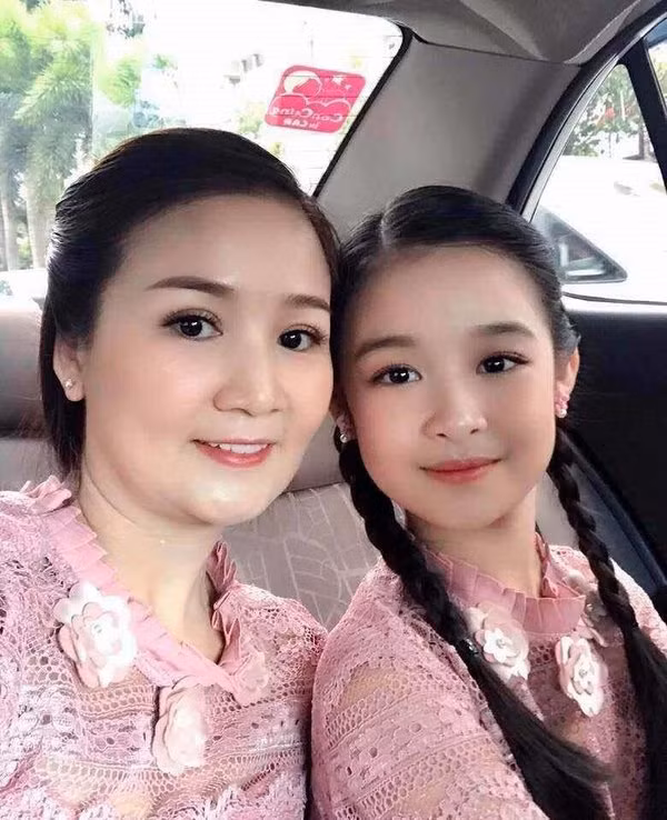 Tuổi còn nhỏ thế nhưng "Tiểu hoa khôi Tây Đô" đã kiếm về được kha khá tiền từ việc làm quảng cáo, người mẫu hay diễn viên.
