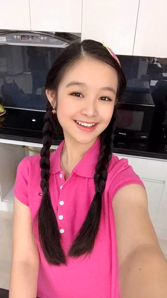 Ngoại hình phổng phao của "Hoa khôi nhí Cần Thơ" cũng làm bao người xuýt xoa.