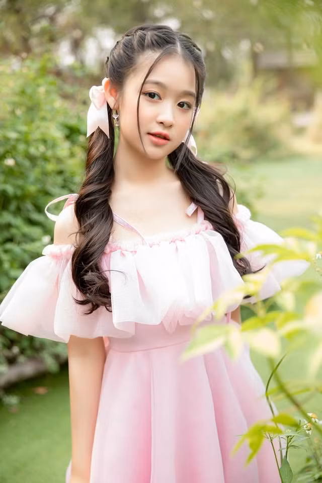 Dưới phần bình luận, cư dân mạng tỏ ra vô cùng thích thú, ngưỡng mộ tài năng của cô bé 13 tuổi. Bảo Ngọc tuy nổi tiếng từ sớm nhưng lại rất ngoan ngoãn và hiếu thảo.