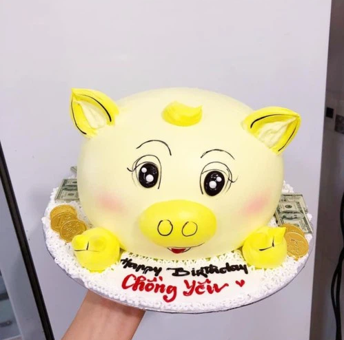 Không những không giống bánh trên hình, mà nhiều chiếc còn được thay hẳn kết cấu, thành một chiếc bánh như từ trên trời rơi xuống.