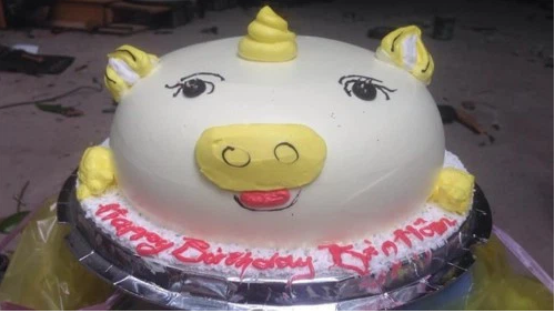 Bánh đặt trên mạng xinh đẹp lung linh bao nhiêu thì sản phẩm lại trở thành thảm họa bấy nhiêu.