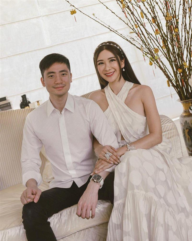 Bức ảnh gây chú ý nhiều nhất là khoảnh khắc chụp ảnh cùng con trai, nhiều người lầm tưởng cậu con trai là "phi công trẻ", bởi mẹ của mình bị "lão hóa ngược".