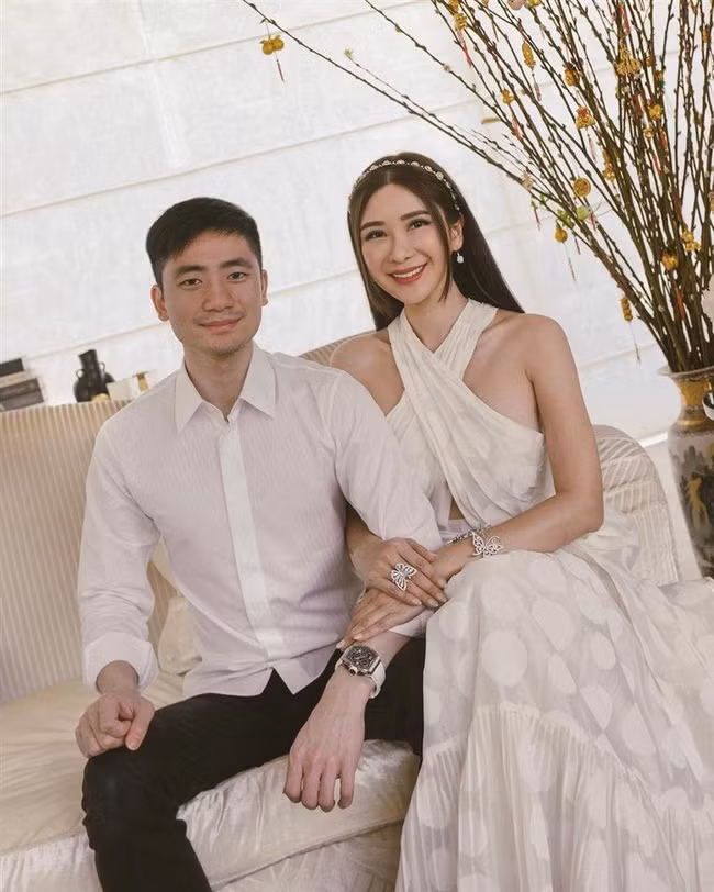 Bức ảnh gây chú ý nhiều nhất là khoảnh khắc chụp ảnh cùng con trai, nhiều người lầm tưởng cậu con trai là "phi công trẻ", bởi mẹ của mình bị "lão hóa ngược".