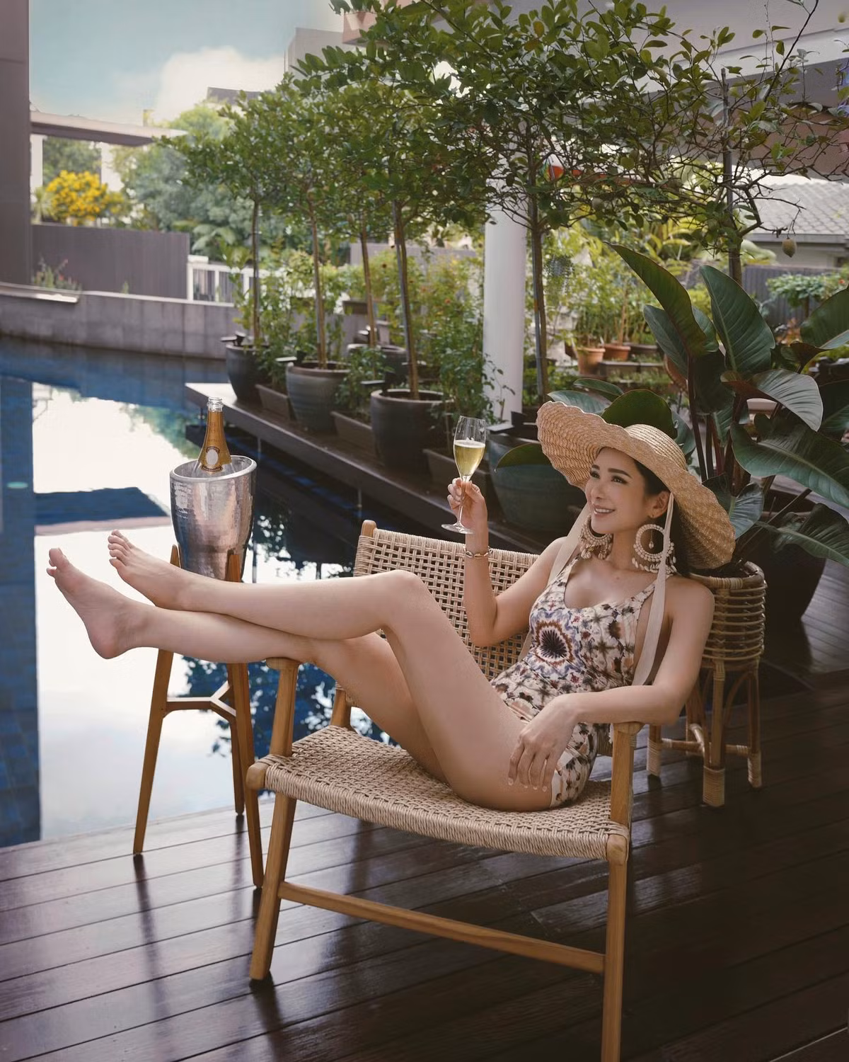 Không chỉ nổi tiếng khi sở hữu khối tài sản cực "khủng", người đẹp U50 này còn gây choáng cho cộng đồng mạng khi thường xuyên chia sẻ lên MXH những bức ảnh "hack" vóc dáng và nhan sắc cực đỉnh.