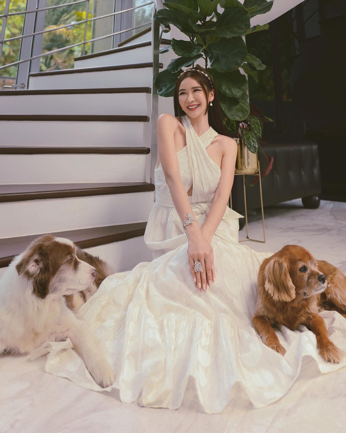 Mặc dù đã chạm ngưỡng tuổi 50 nhưng nhìn cô không khác gì gái đôi mươi với nhan sắc cuốn hút, thân hình nóng bỏng, gợi cảm. Ảnh: Tổng hợp