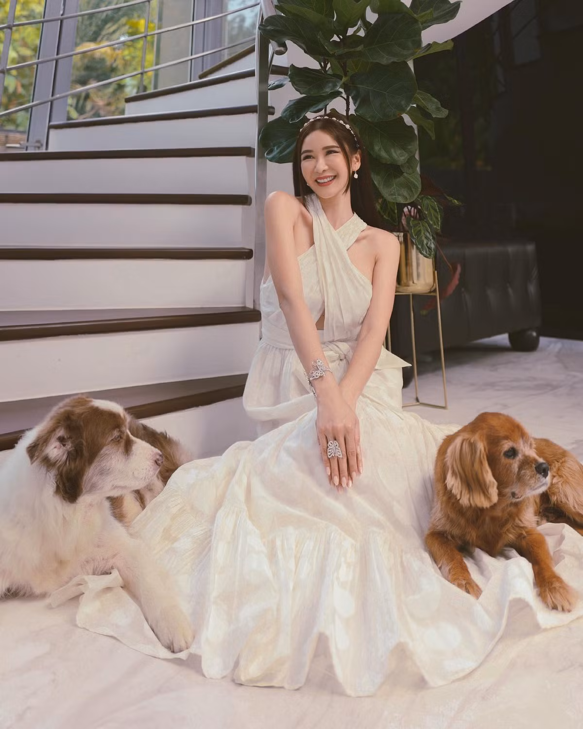 Mặc dù đã chạm ngưỡng tuổi 50 nhưng nhìn cô không khác gì gái đôi mươi với nhan sắc cuốn hút, thân hình nóng bỏng, gợi cảm. Ảnh: Tổng hợp