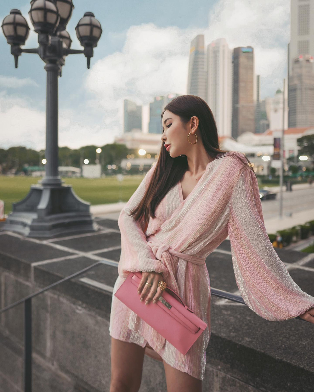 Bà mẹ đơn thân U50 còn có kênh YouTube riêng với lượng theo dõi hơn nửa triệu người.