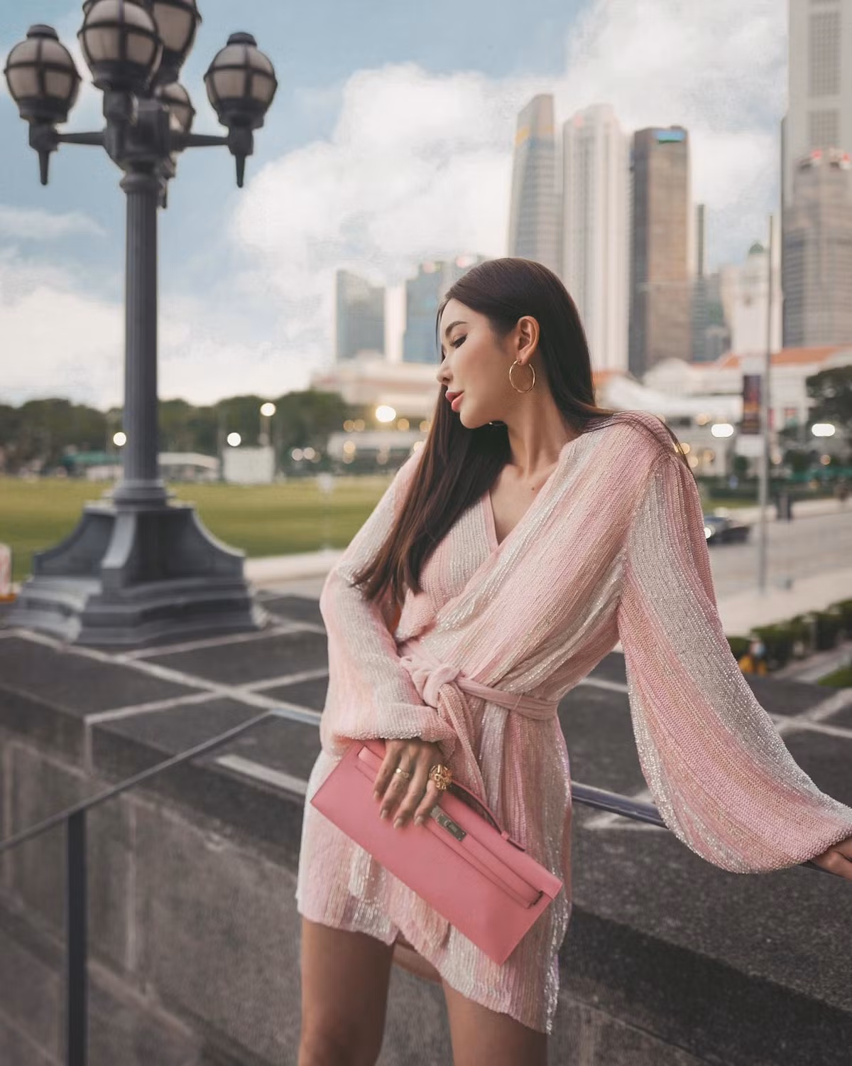 Bà mẹ đơn thân U50 còn có kênh YouTube riêng với lượng theo dõi hơn nửa triệu người.