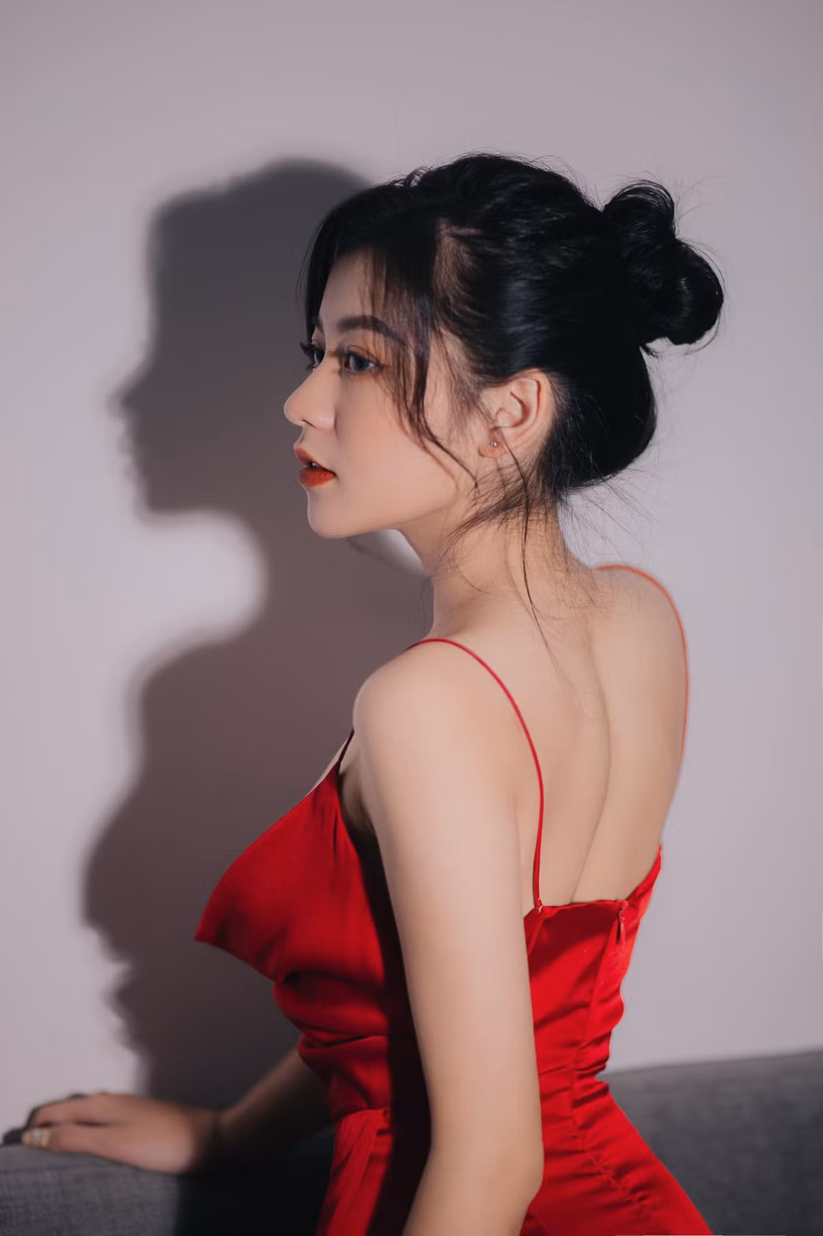 Trái ngược với gương mặt ngây thơ, trong sáng, vóc dáng của cô gái 19 tuổi đầy vẻ gợi cảm hút hồn.