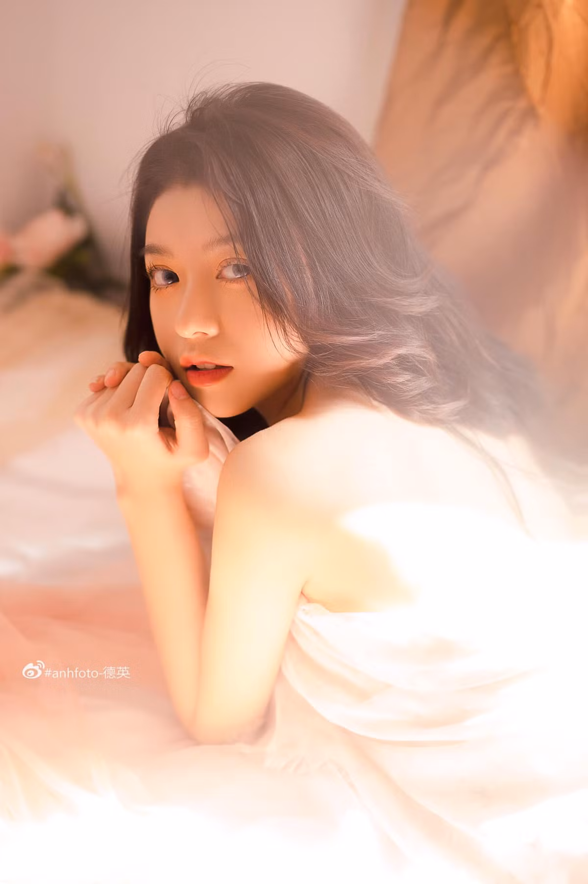 Sở hữu gương mặt xinh xắn, đôi mắt to tròn biết nói và sống mũi cao, vậy nên cô còn là một mẫu ảnh tự do, quảng cáo cho nhiều shop thời trang, mỹ phẩm.