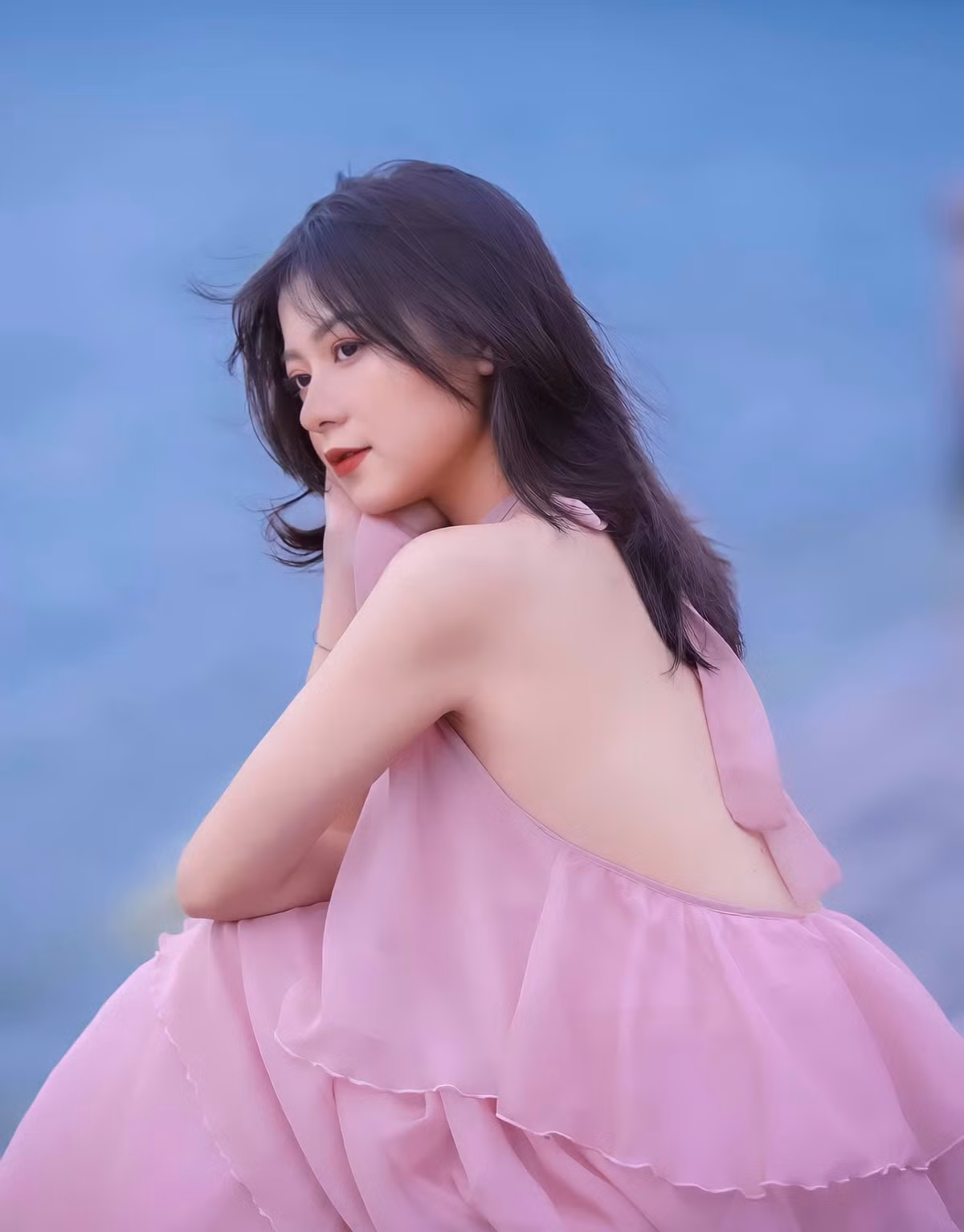 Trần Thu Trang (sinh năm 2001, quê ở Lạng Sơn) hiện là sinh viên trường ĐH Sân khấu Điện ảnh. Nhờ thế mạnh về ngoại hình, nàng hot girl hiện đang thử sức với những công việc như làm mẫu ảnh, streamer, reviewer.