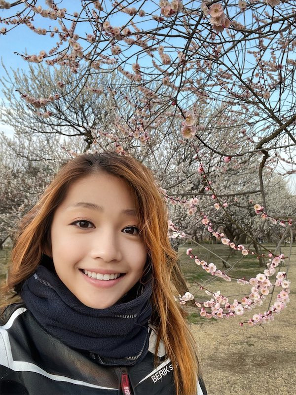 Hiện tại Azusagakuyuki đang có trong tay gần 20 ngàn lượt theo dõi trên trang cá nhân. Cô gái này thậm chí còn được người dùng Twitter Nhật Bản mệnh danh là "nữ thần motor".