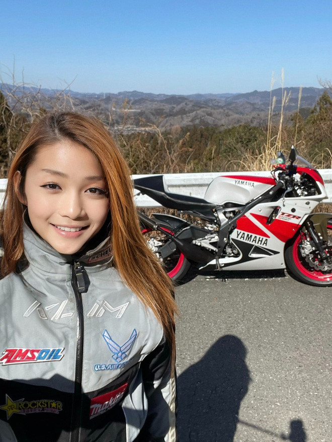 Hiện tại Azusagakuyuki sở hữu bộ tóc dài đẹp chẳng kém phụ nữ, và luôn rất chăm chỉ, nghiêm túc mỗi khi làm việc.