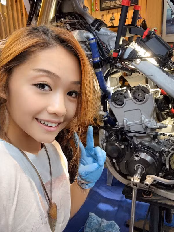 Hot girl này thường đăng tải những hình ảnh về bản thân cũng như cuộc sống xoay quanh niềm đam mê mô tô của mình.