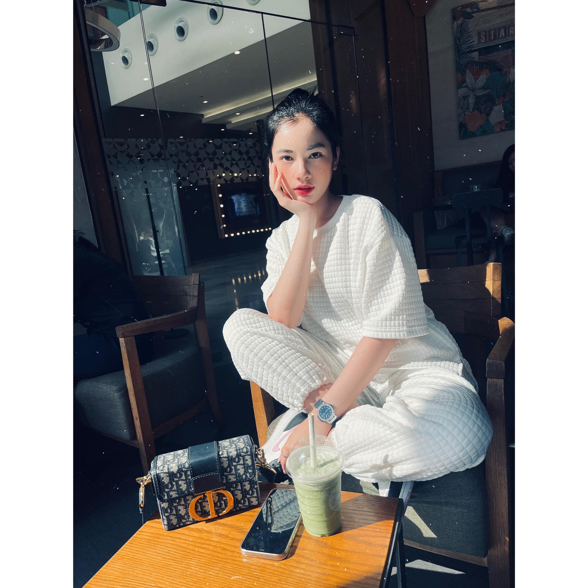 Ngoài ra, Cẩm Đan cũng "nhăm nhe" trở thành yêu nữ hàng hiệu trong tương lai khi xách theo chiếc túi của thương hiệu Dior đắt tiền.