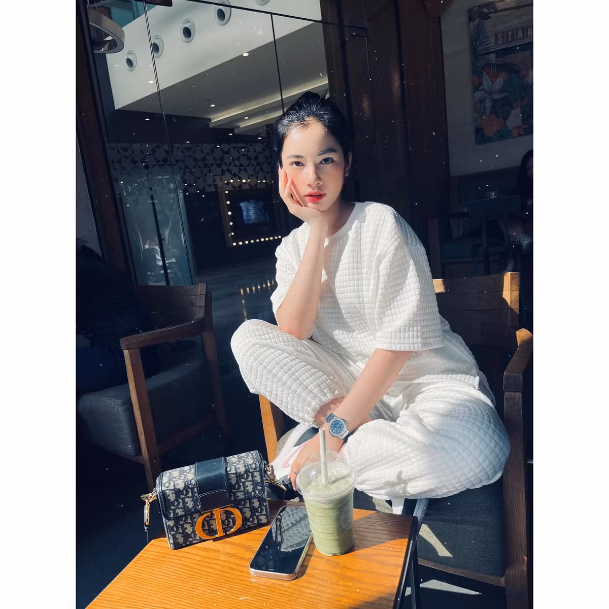 Ngoài ra, Cẩm Đan cũng "nhăm nhe" trở thành yêu nữ hàng hiệu trong tương lai khi xách theo chiếc túi của thương hiệu Dior đắt tiền.