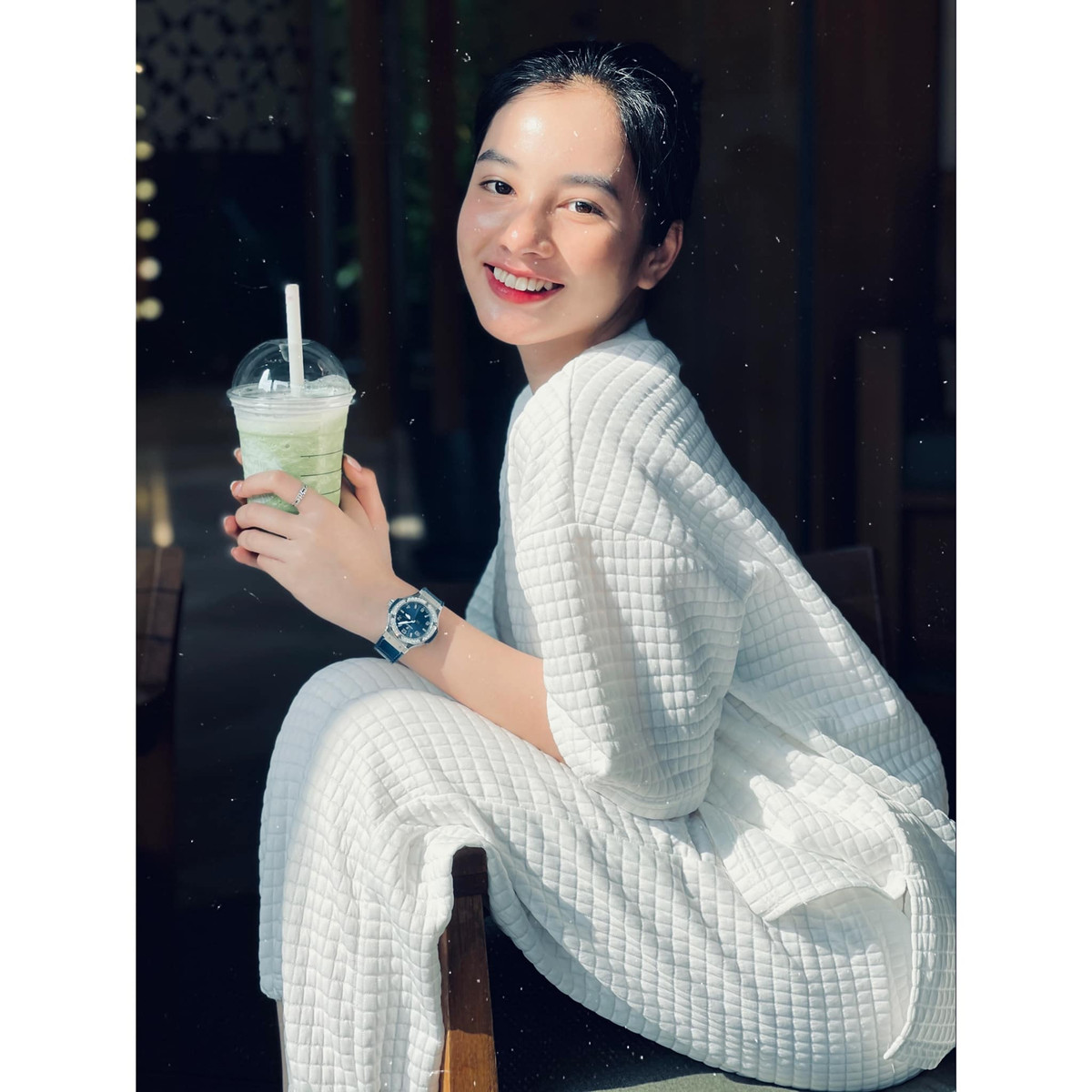 Gần đây Cẩm Đan bất ngờ bị netizen soi ra chi tiết mới ở những hình ảnh đăng lên Facebook cá nhân. Ngoài nhan sắc xinh đẹp rạng rỡ như mọi khi, chi tiết đồng hồ đeo tay nạm kim cương đã chiếm hết spotlight của cư dân mạng.