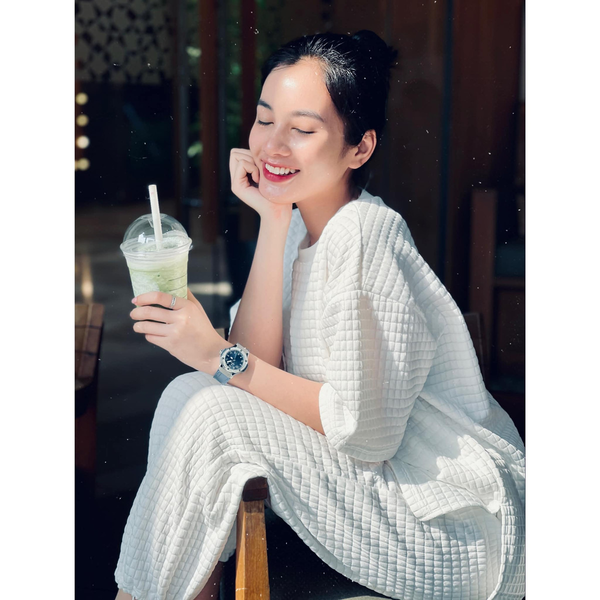 Không hổ danh là hot girl nổi đình đám, Cẩm Đan đã thực sự đổi đời từ sau cuộc thi nhan sắc trước đó.